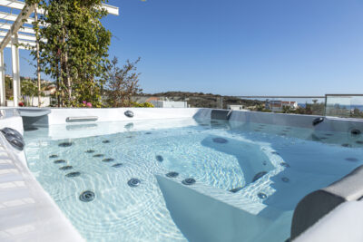 Hot Tub, Mouttagiaka